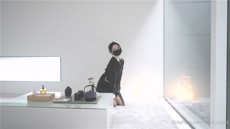 OF056 Onlyfans极品白虎网红小姐姐NANA吊带黑丝-房产经纪人的情趣内衣